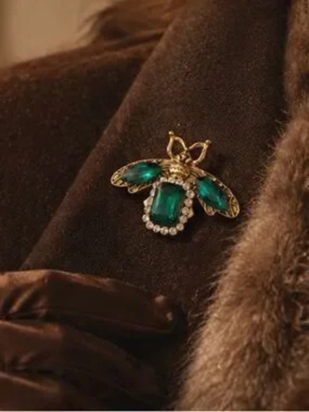 Art Nouveau Emerald Bee Brooch with Luminous Green Stones